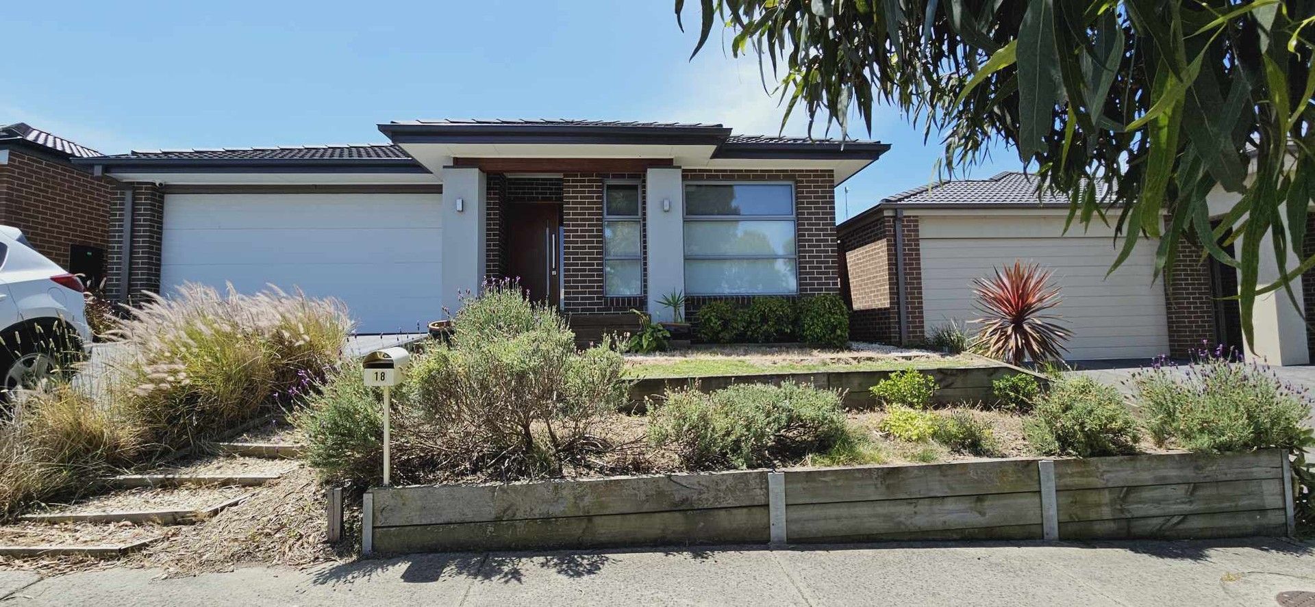 3 bedrooms House in 18 Nixon Drive BERWICK VIC, 3806