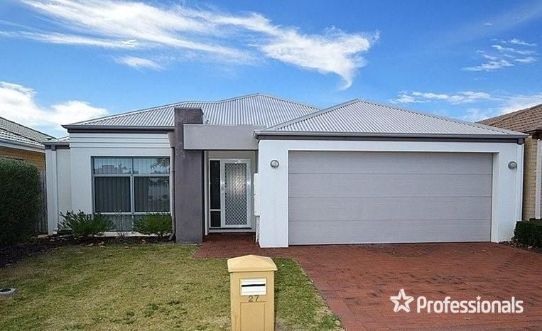 3 bedrooms House in 27 Towncentre Drive THORNLIE WA, 6108