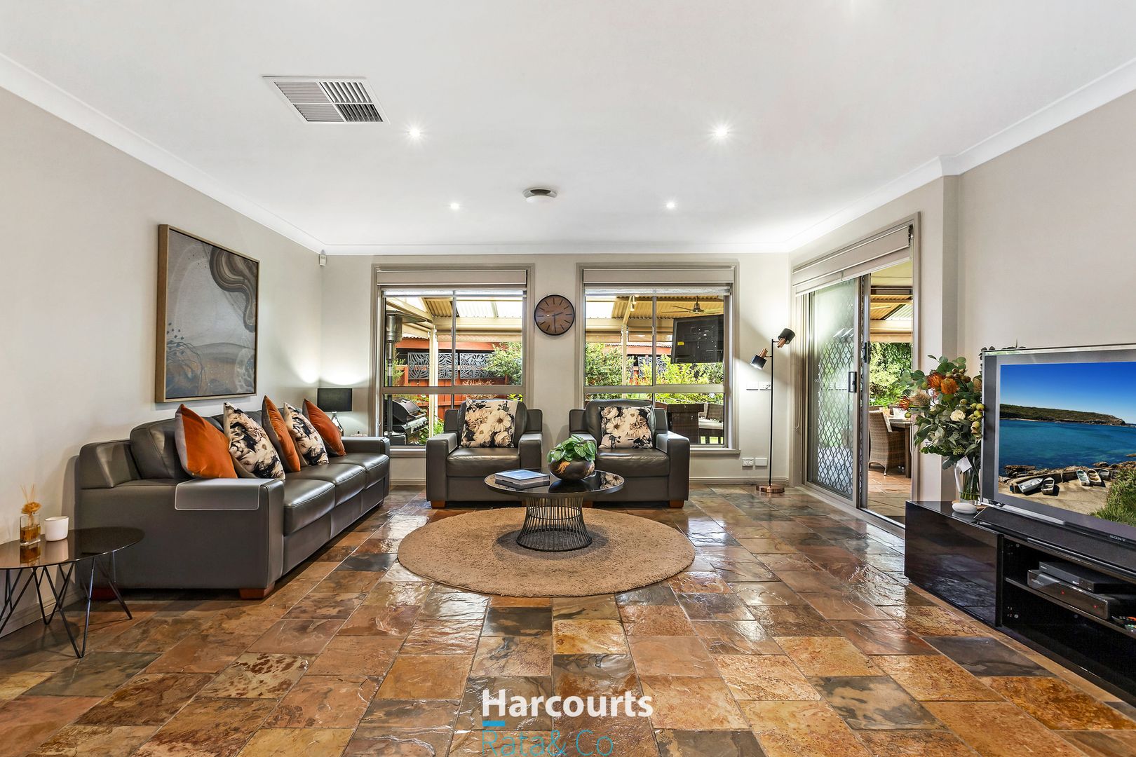 7 Windeatt Close, Mill Park VIC 3082, Image 2