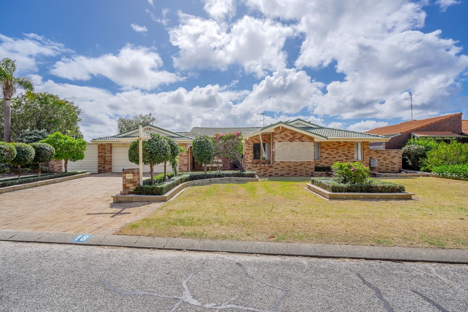 4 bedrooms House in 18 Leyburn Drive HALLS HEAD WA, 6210