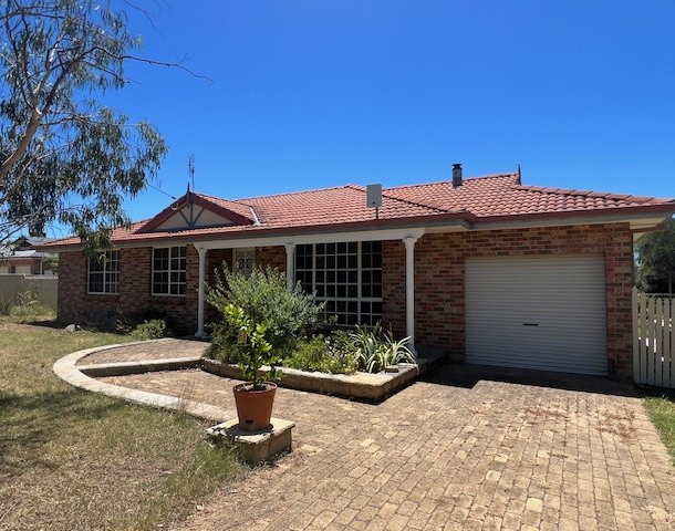 4 Robertson Place, Kingswood NSW 2340