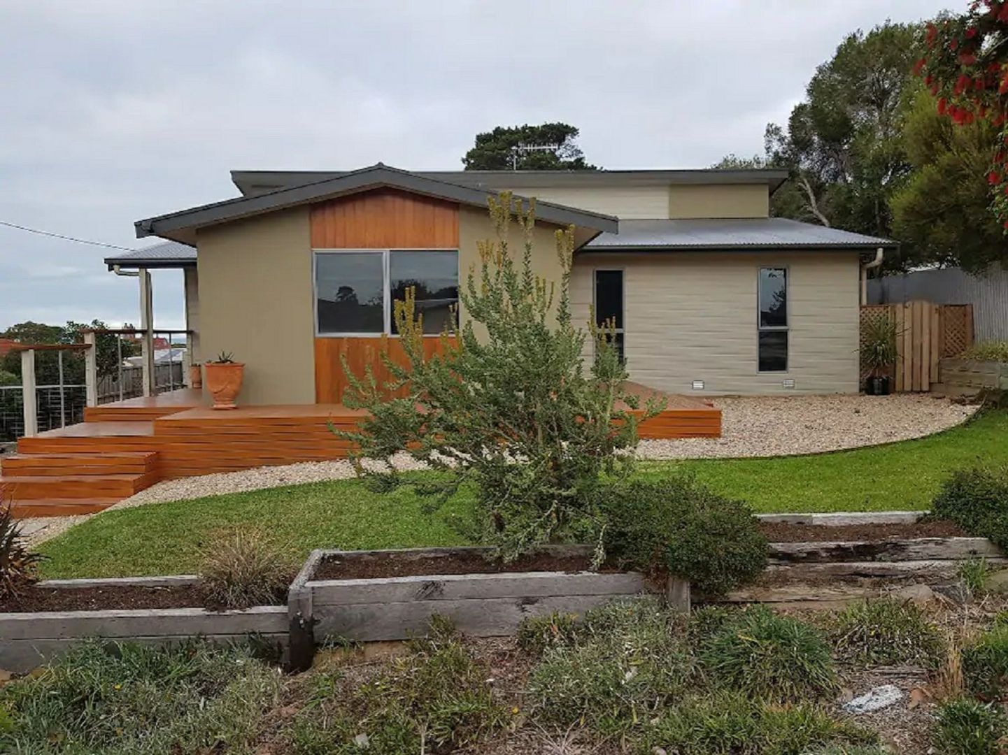 18 Surrey Avenue Victor Harbor Sa 5211 House For Rent 700 Domain