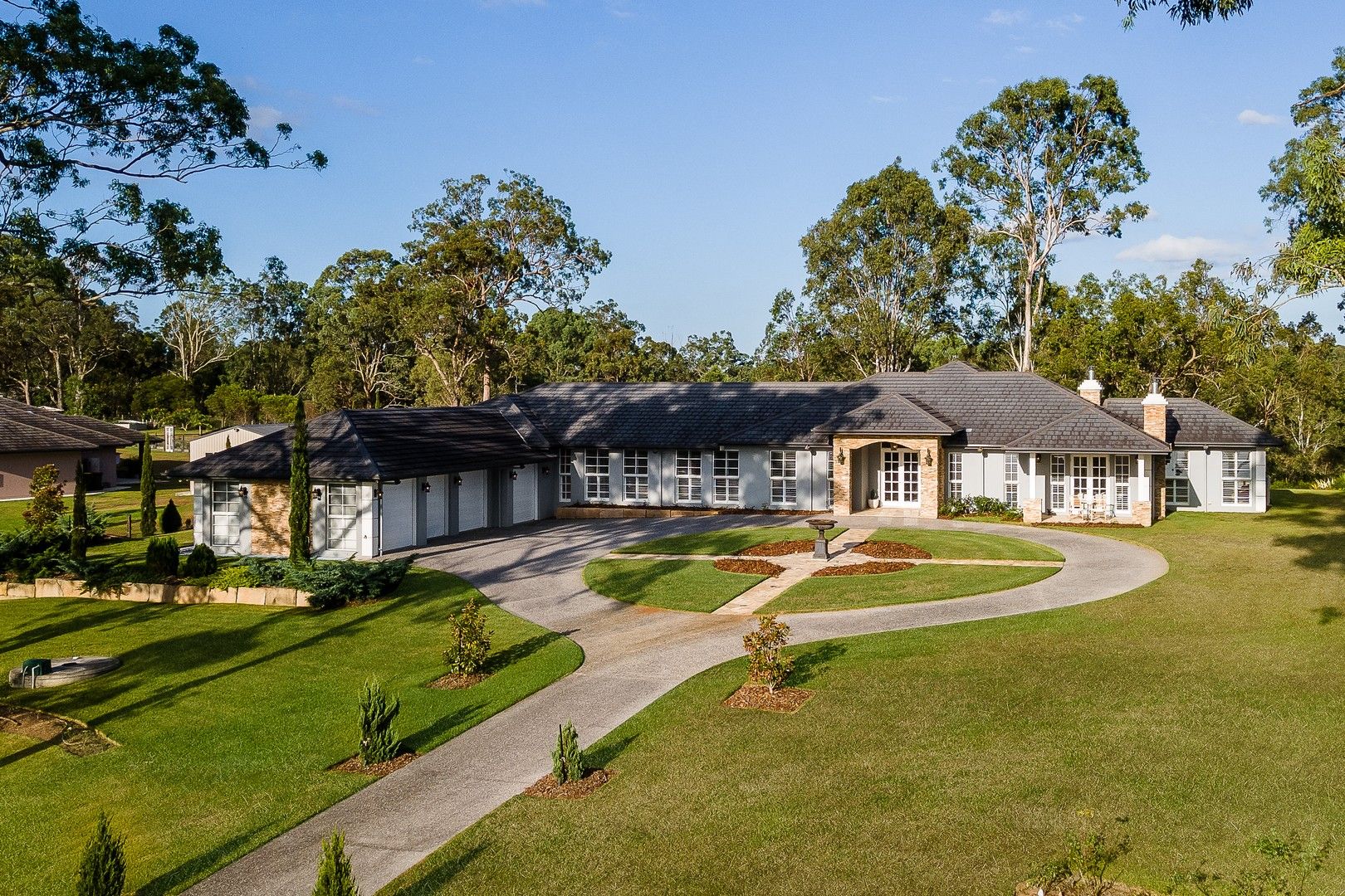 4 bedrooms House in 1 Breeze Place HIGHVALE QLD, 4520