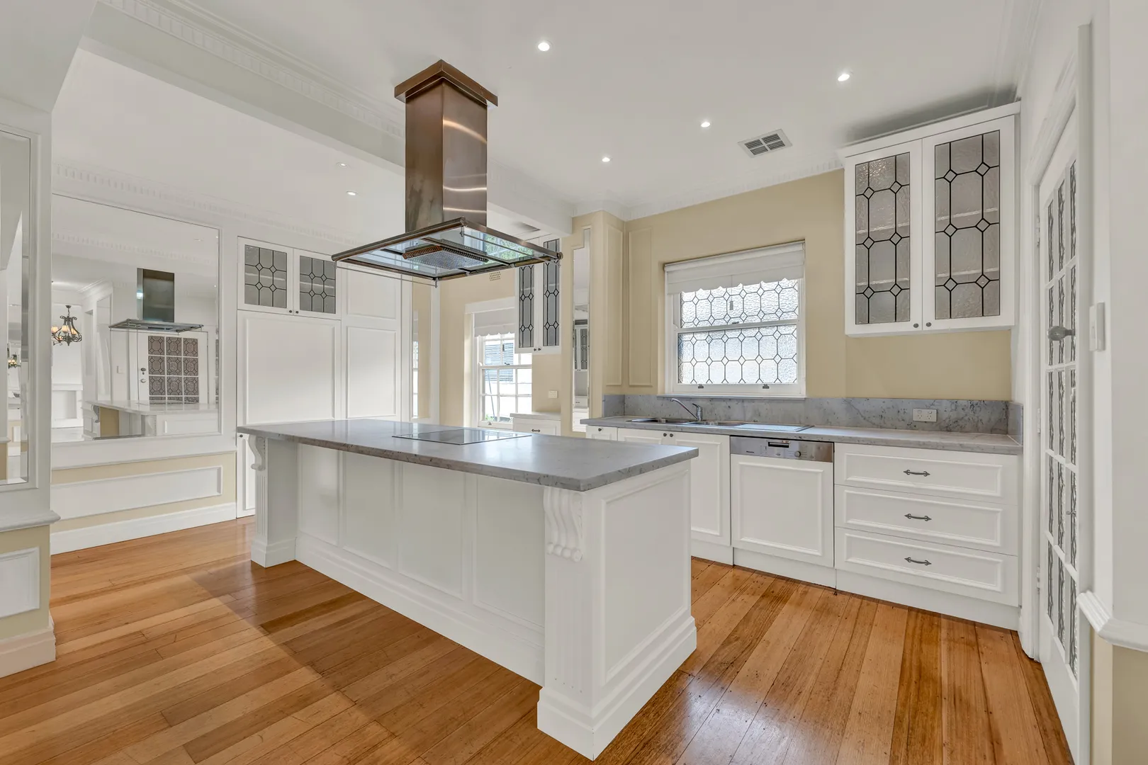Unique English Toorak Apartment - More