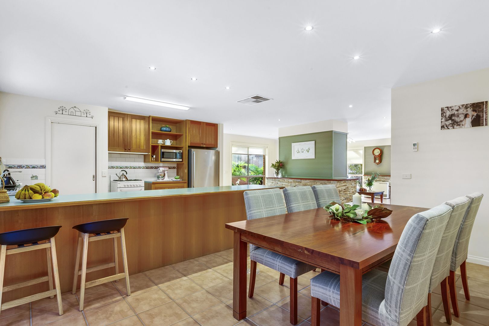 18 Sandalwood Avenue, Hillside VIC 3037, Image 2