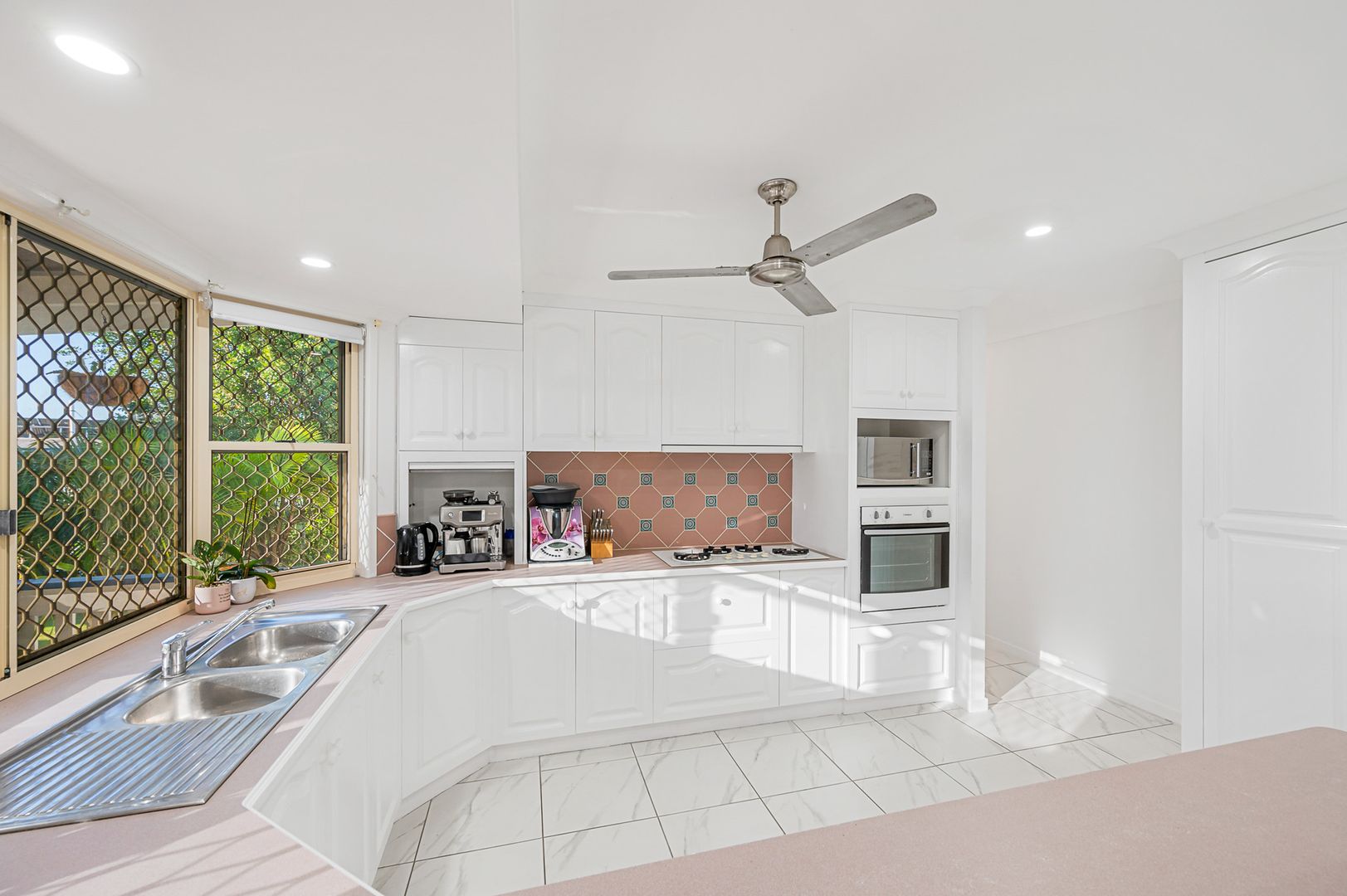 23 Hansen Crescent, Clinton QLD 4680, Image 2