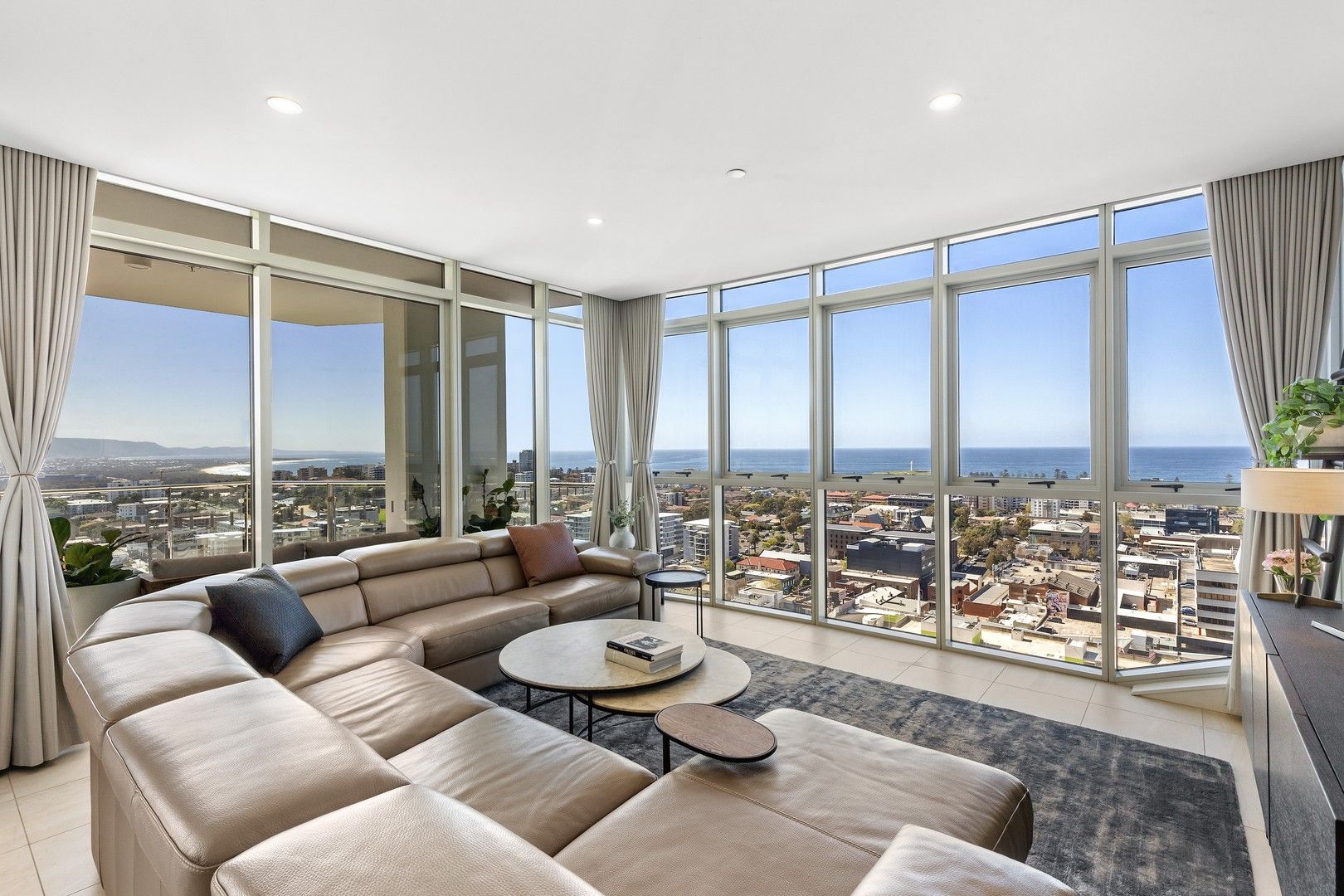 3 bedrooms Apartment / Unit / Flat in 1604/10 Regent Street WOLLONGONG NSW, 2500