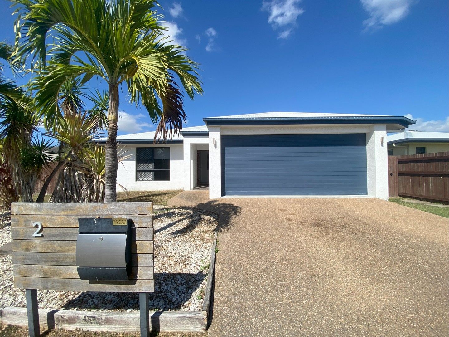 4 bedrooms House in 2 Rushtons Way MOUNT LOUISA QLD, 4814