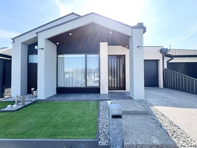 4 bedrooms House in 22 Scaevola Road CRAIGIEBURN VIC, 3064
