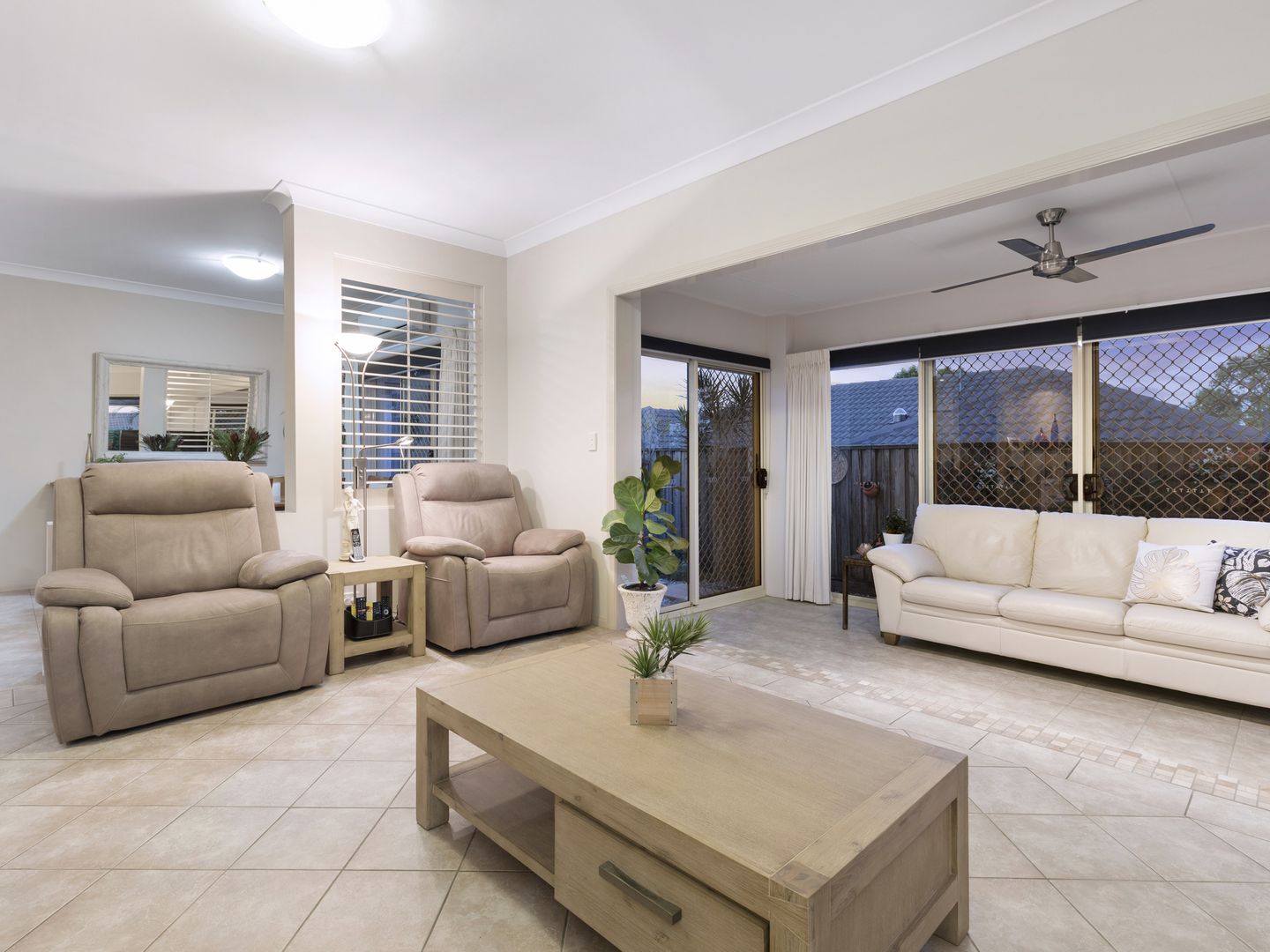 25 Oleander Place, Carindale QLD 4152, Image 2