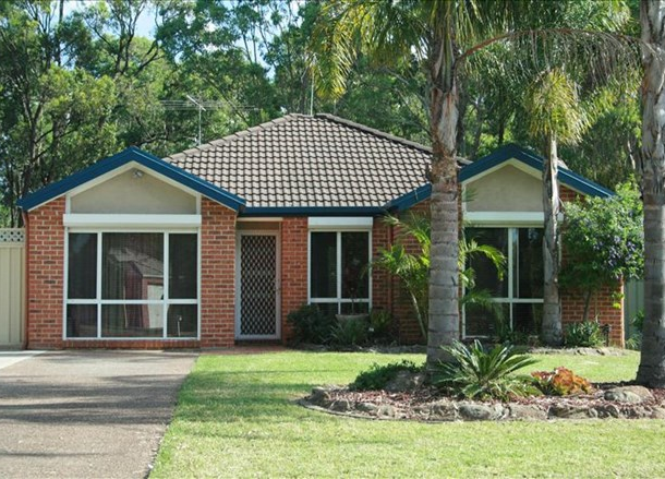 8 Dewey Place, St Helens Park NSW 2560