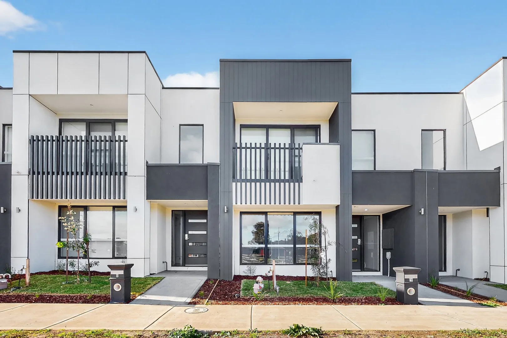 Modern 4-Bedroom Townhouse in Prime Point Cook Location - Stylish Living Meets Everyday Convenience, Point Cook