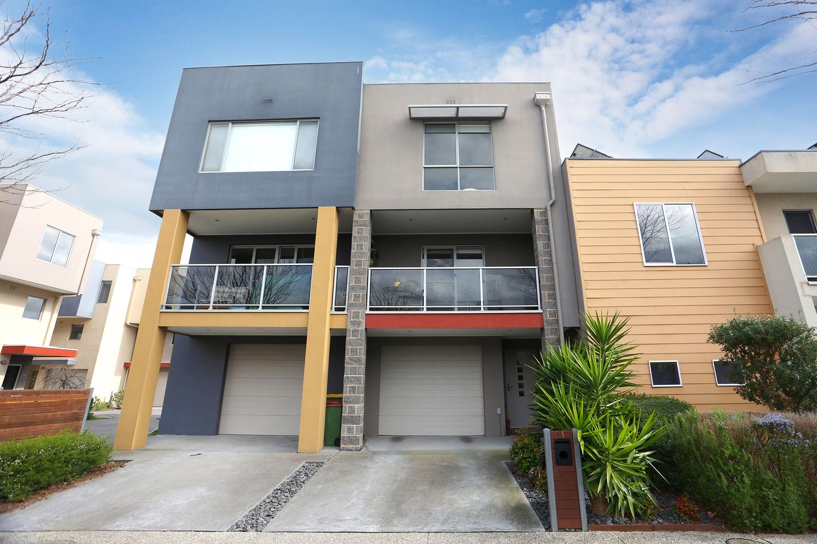 3 bedrooms Townhouse in 11/13 Harlesden Circuit PAKENHAM VIC, 3810