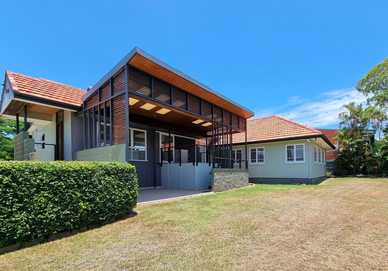 5 bedrooms House in 165 Hawken Drive ST LUCIA QLD, 4067