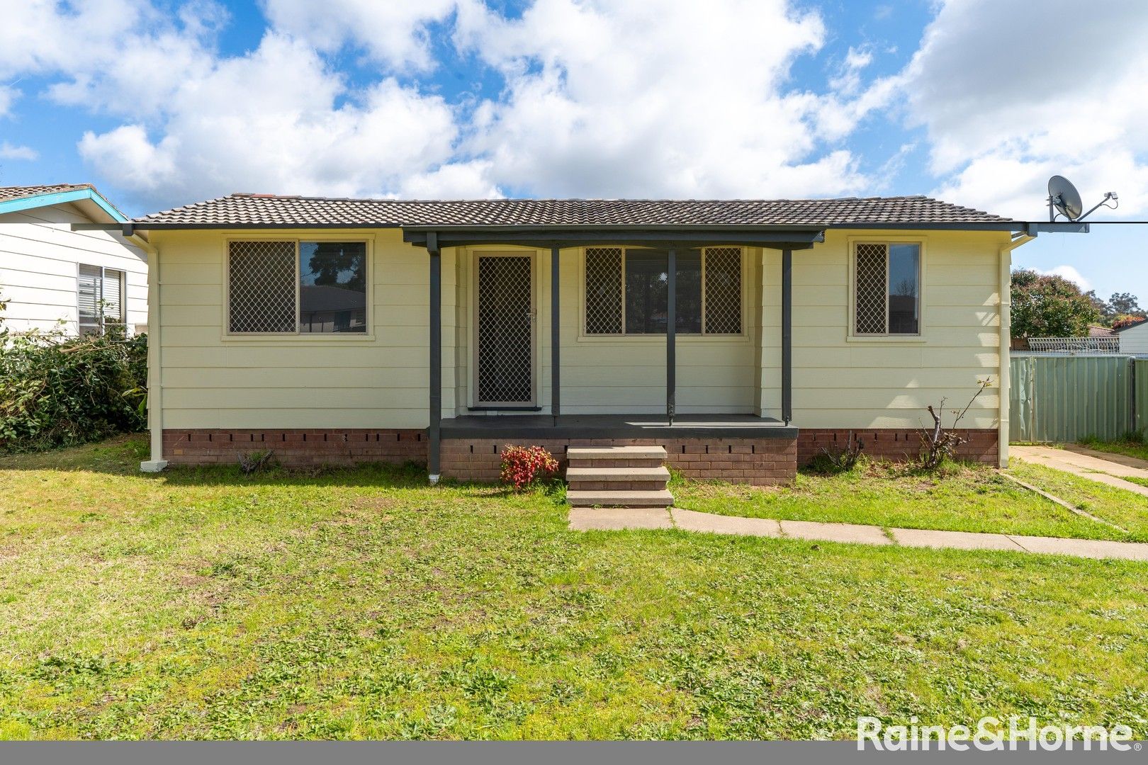 3 bedrooms House in 16 Toy Place TOLLAND NSW, 2650