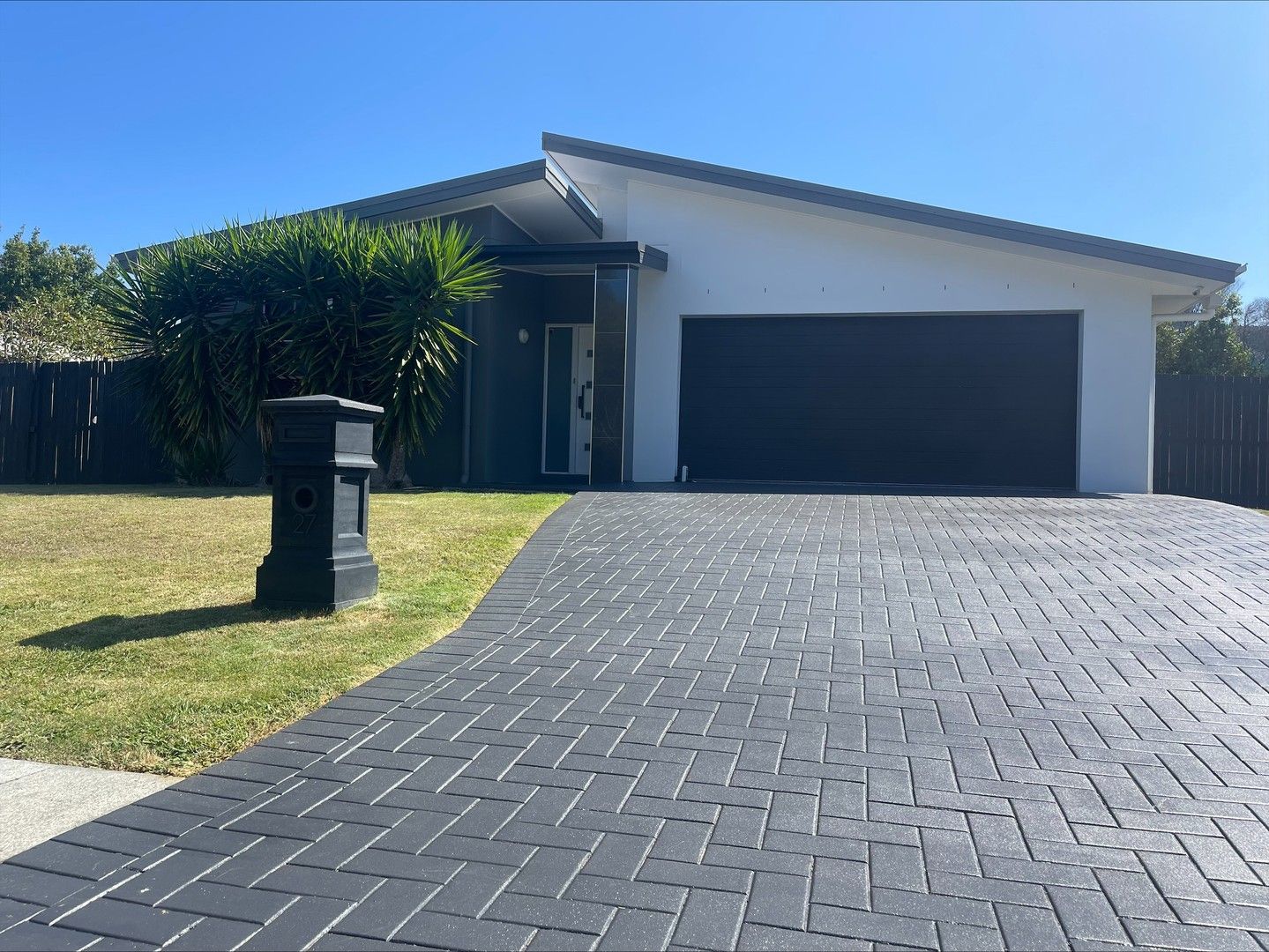 4 bedrooms House in 27 Casuarina Way HELENSVALE QLD, 4212