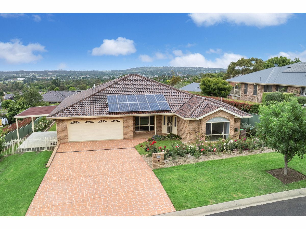 4 bedrooms House in 16 McCarthy Crescent ARMIDALE NSW, 2350