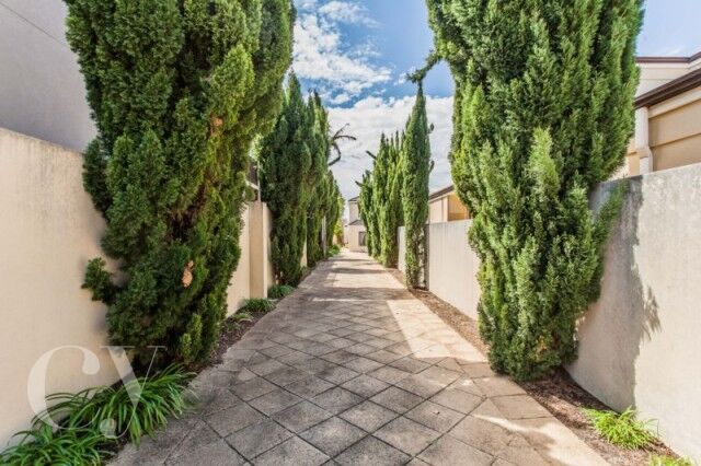 5 bedrooms House in 14A Reynolds Road APPLECROSS WA, 6153