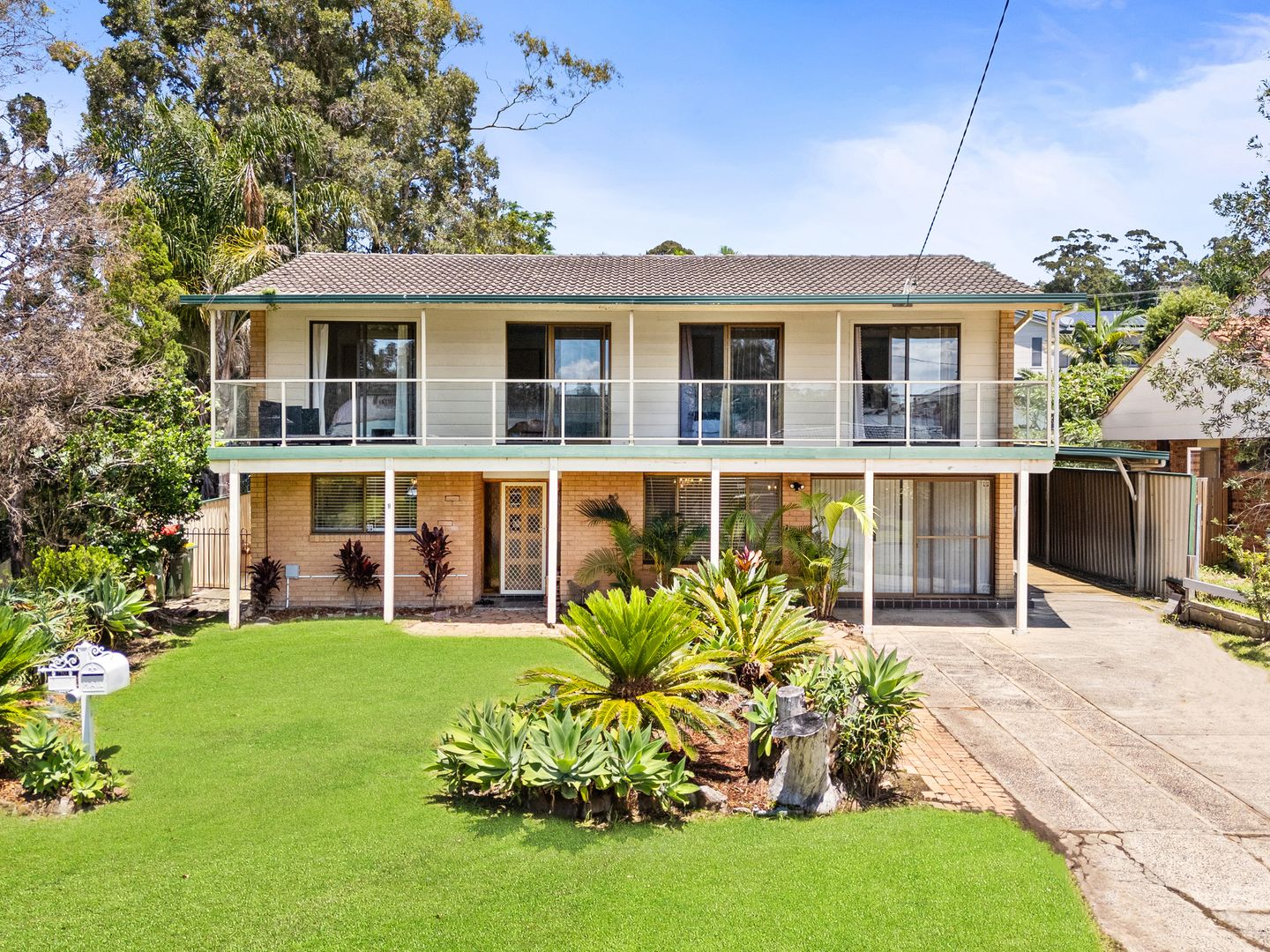 6 bedrooms House in 8 Althea Place POINT CLARE NSW, 2250