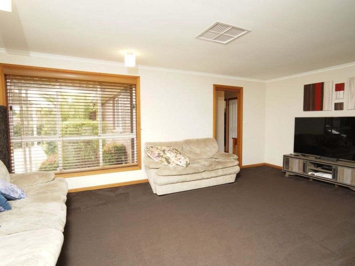 9 Giles Place, Lake Albert NSW 2650, Image 1