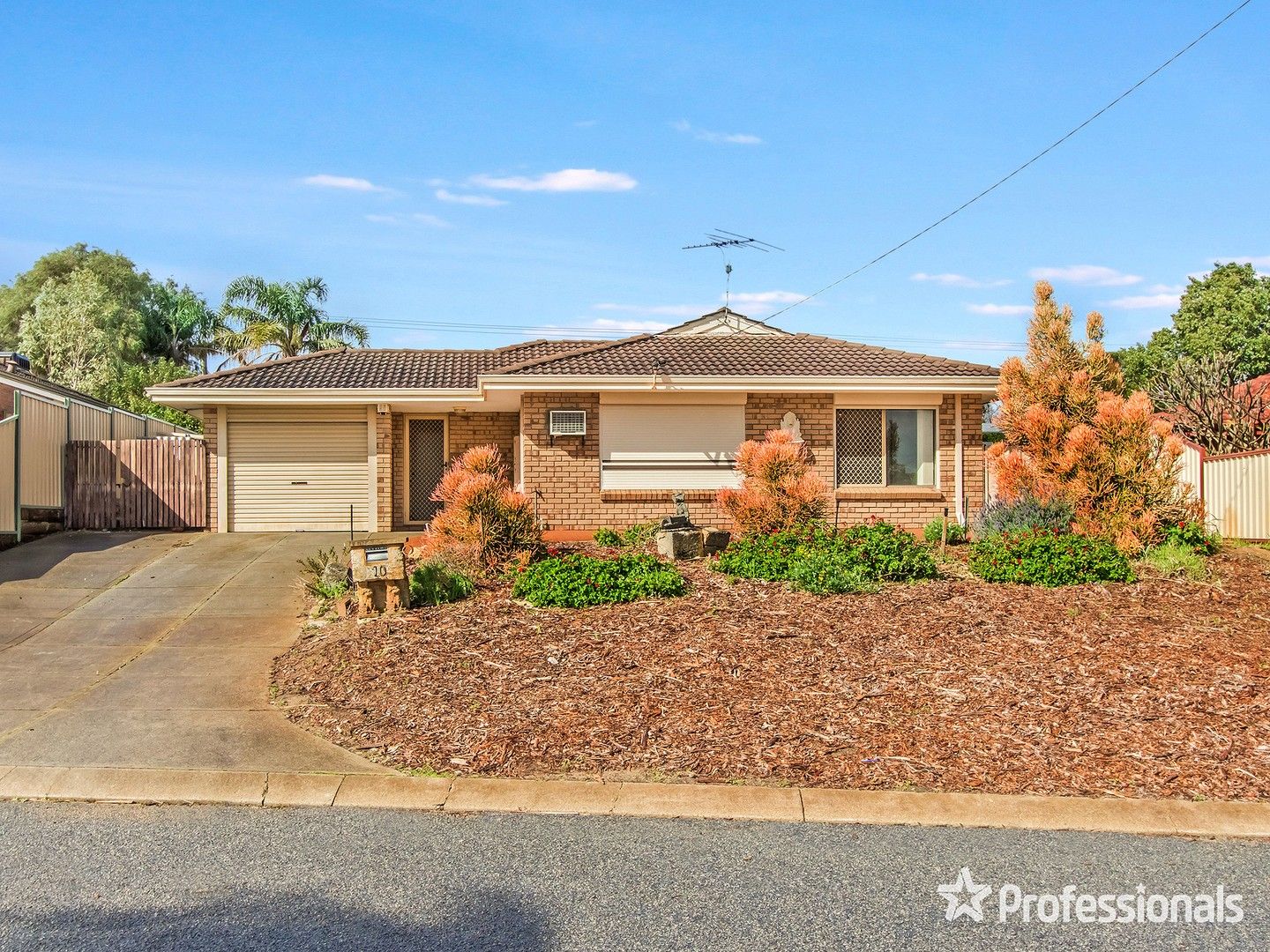 3 bedrooms House in 10 Cromer Gardens PARMELIA WA, 6167