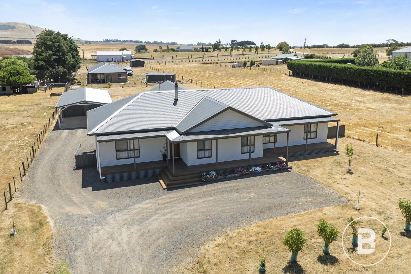 A PREMIUM COUNTRY HOME IN A TIGHTLY HELD LOCALE - View 3