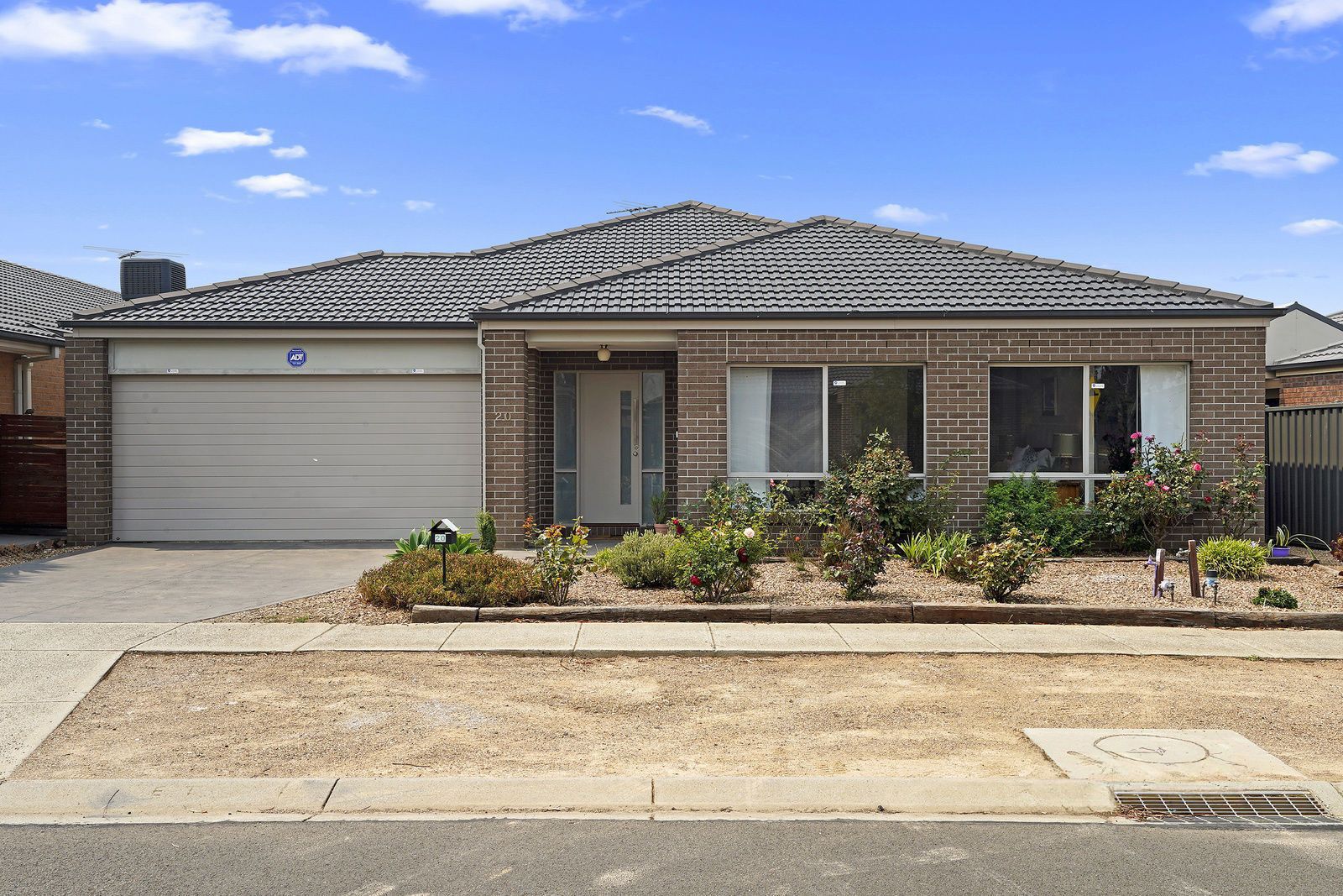 4 bedrooms House in 20 Brockwell Crescent MANOR LAKES VIC, 3024