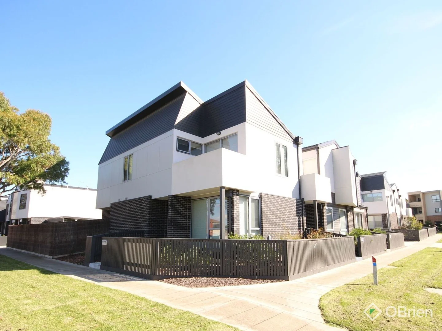 86 Hutchinson Drive, Lynbrook VIC 3975