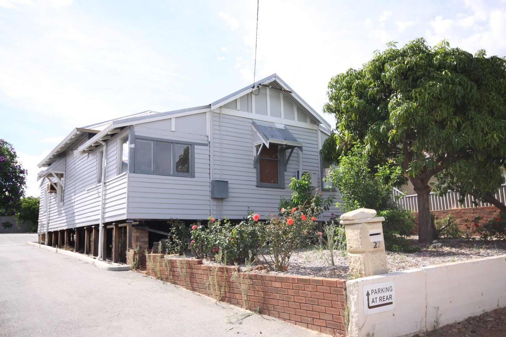 3 bedrooms House in 27 Fourth Road ARMADALE WA, 6112