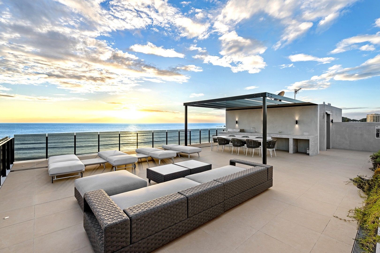 3 bedrooms Apartment / Unit / Flat in 9/77 Jefferson Lane PALM BEACH QLD, 4221