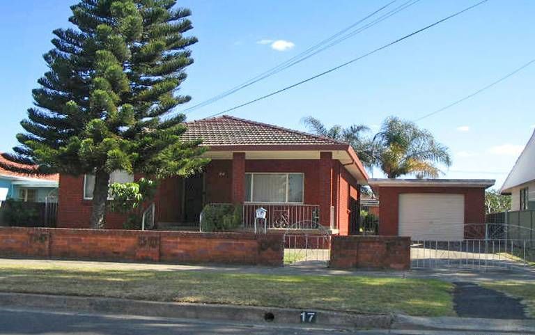 3 bedrooms House in 17 Bradshaw Avenue MOOREBANK NSW, 2170