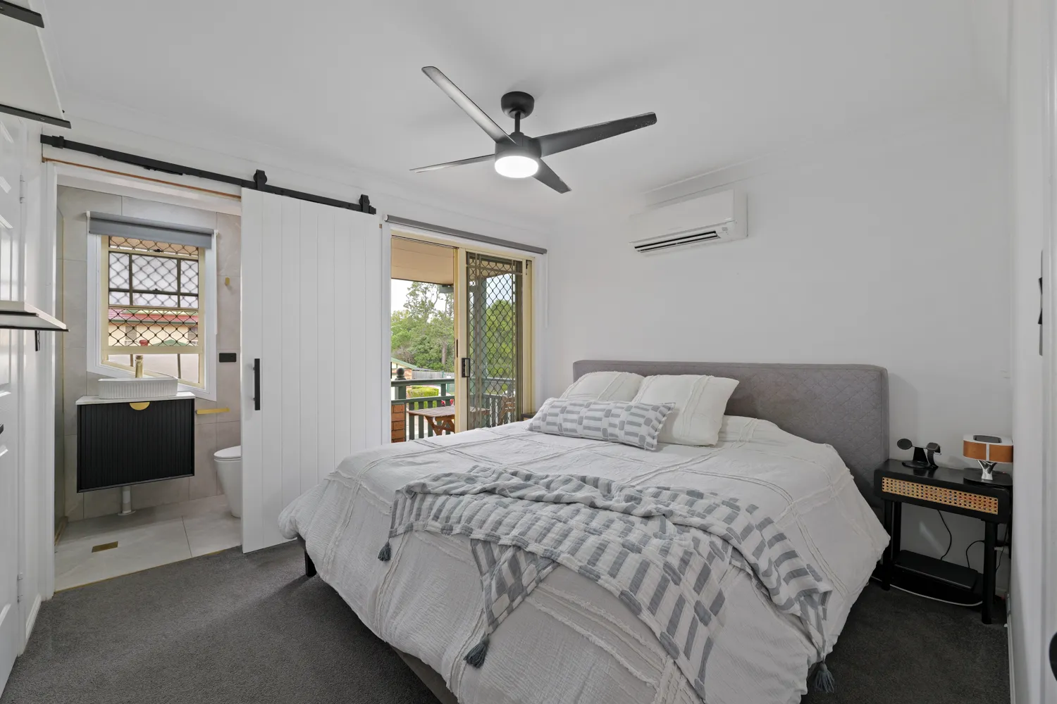 Renovated Townhouse in Ultra-Convenient Pocket - View 6