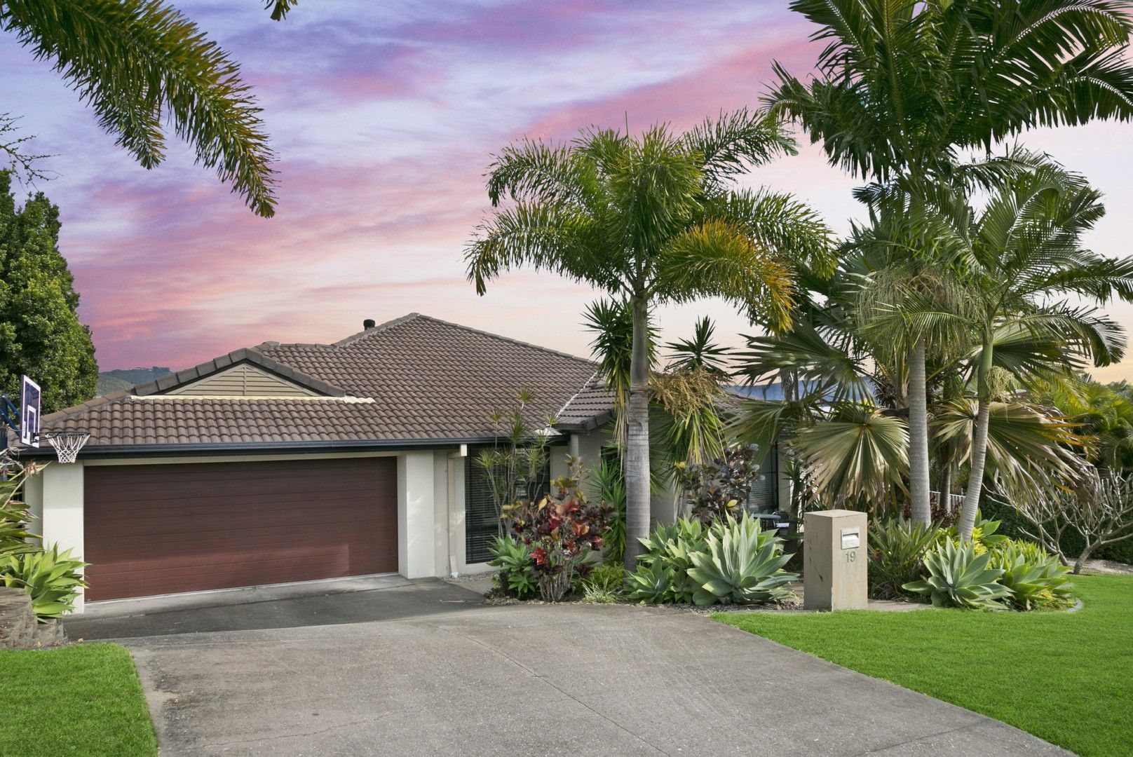 5 bedrooms House in 19 Hewson Court MUDGEERABA QLD, 4213