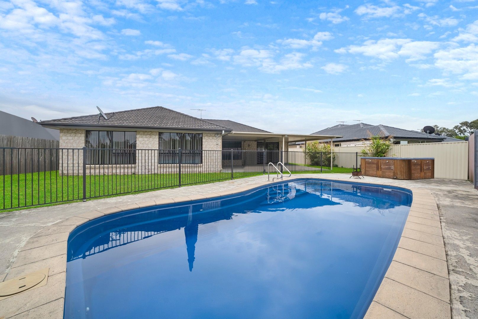 5 bedrooms House in 10 Cadell Crescent ROTHWELL QLD, 4022