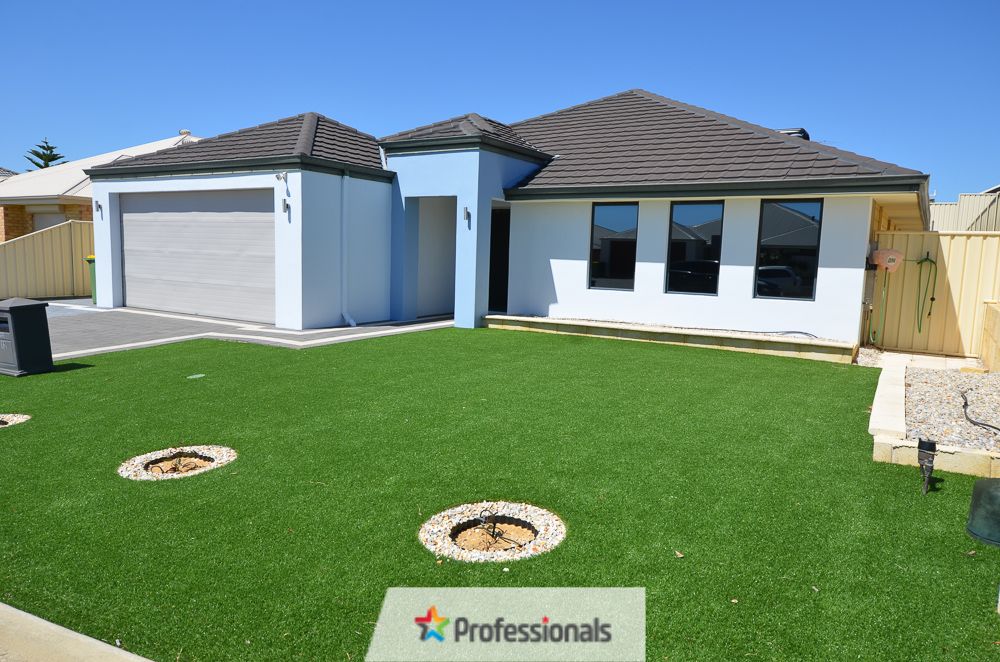 4 bedrooms House in 12 Lismore Ridge LAKELANDS WA, 6180