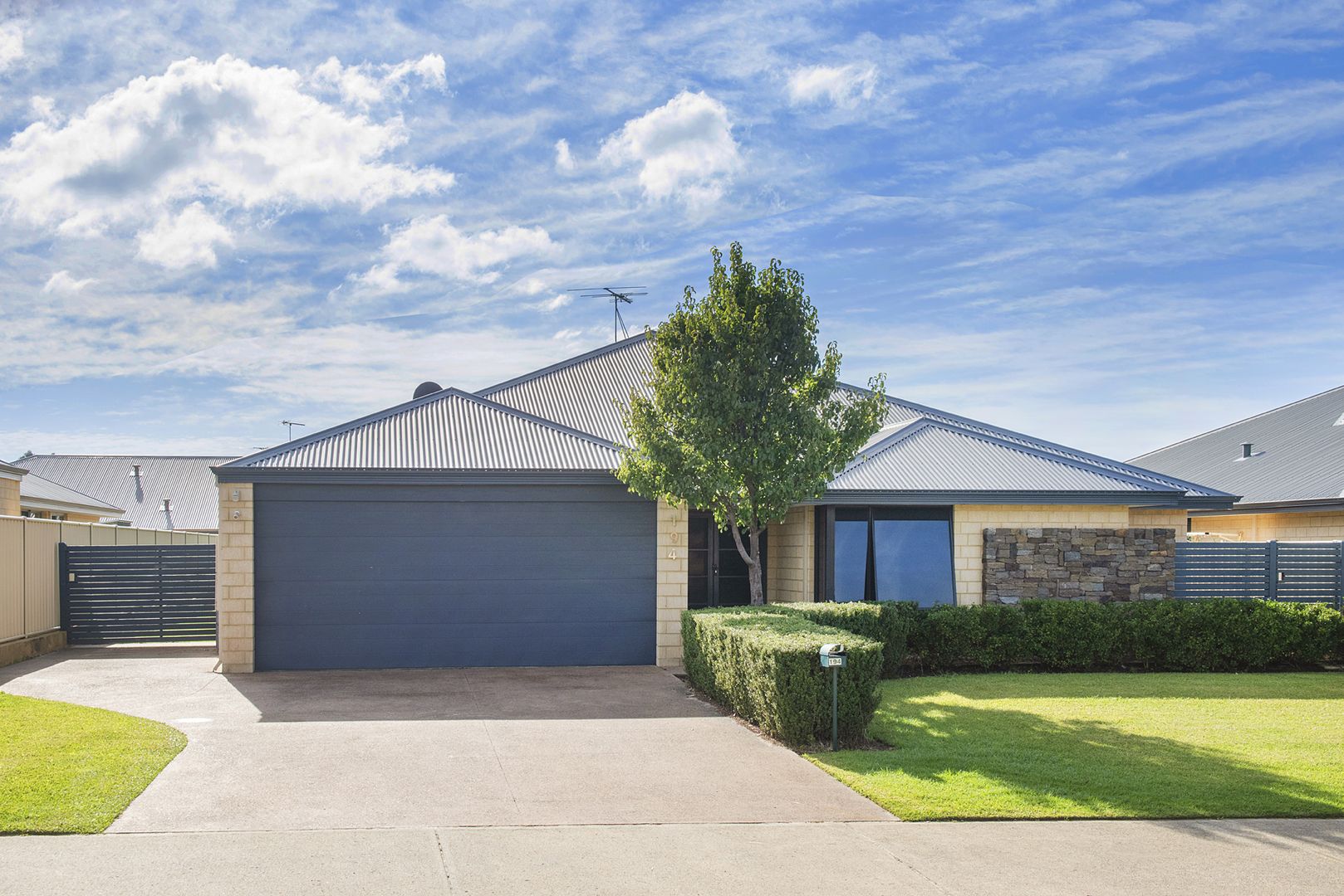 194 Dunsborough Lakes Drive, Dunsboroug Property History & Address