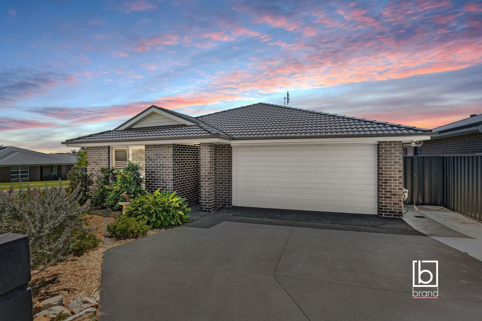 4 bedrooms House in 1 Verbena Avenue HAMLYN TERRACE NSW, 2259