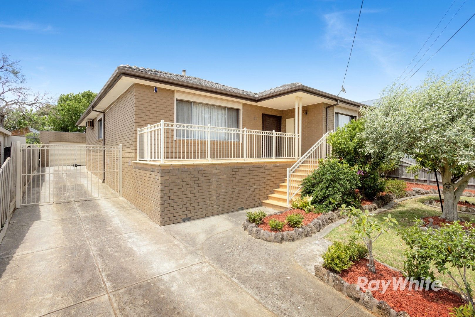 3 bedrooms House in 23 Leatherwood Crescent WHEELERS HILL VIC, 3150