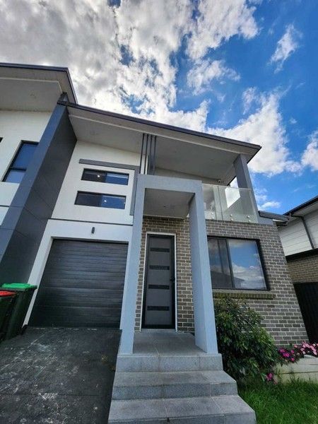 4 bedrooms Duplex in 5b Kingsley Street ORAN PARK NSW, 2570