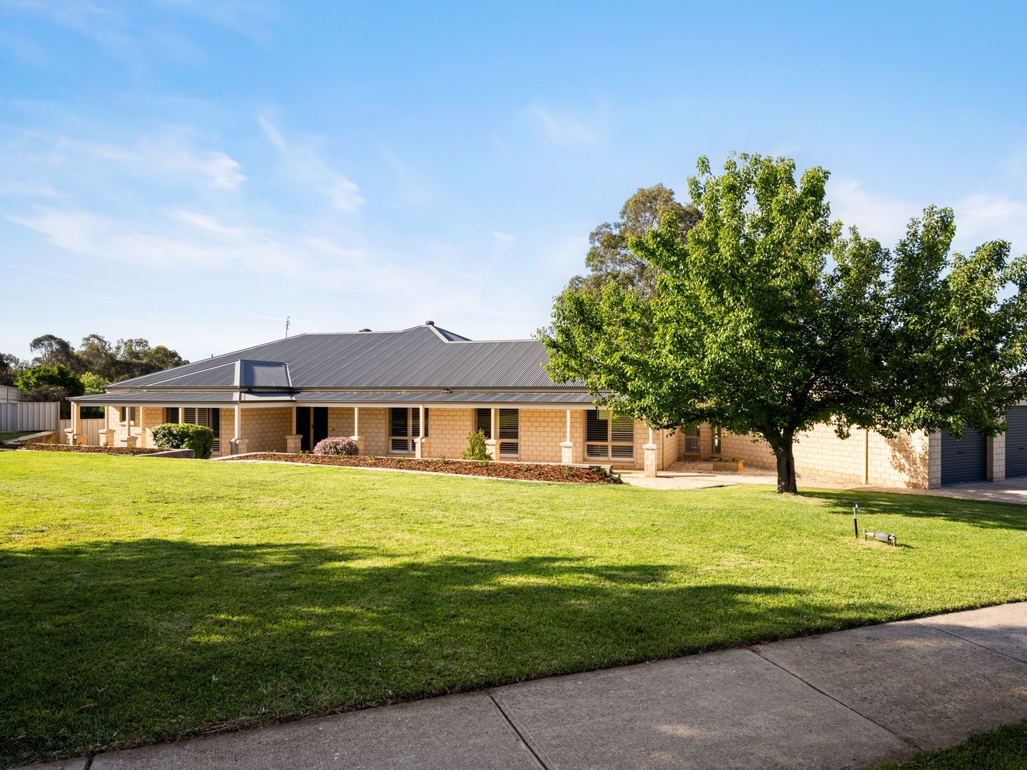 5 bedrooms House in 8 Carnoustie Avenue WEST WODONGA VIC, 3690