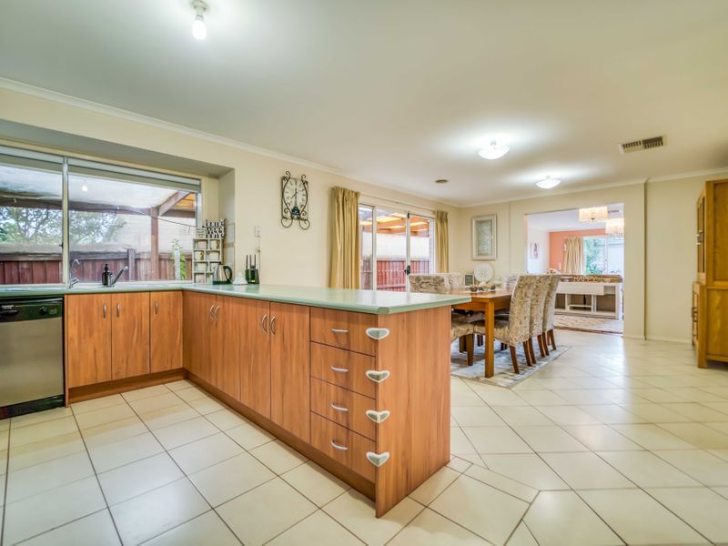 11 Lisa Court, Hoppers Crossing VIC 3029, Image 2