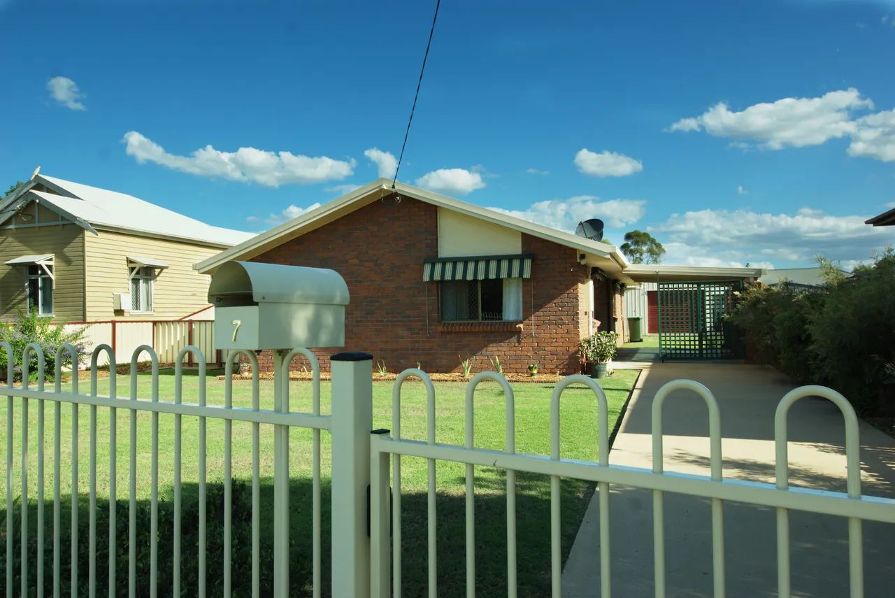 4 bedrooms House in 7 McDonald Street OAKEY QLD, 4401