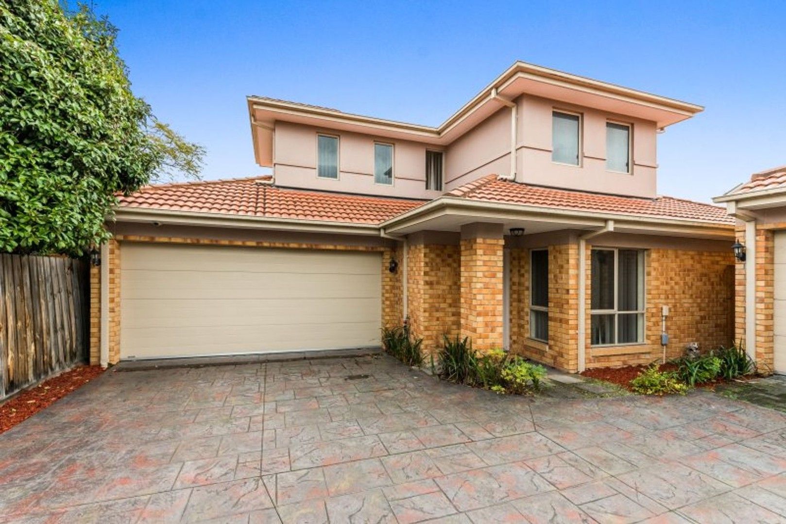 4 bedrooms Townhouse in 2/115 Blackburn Road MOUNT WAVERLEY VIC, 3149