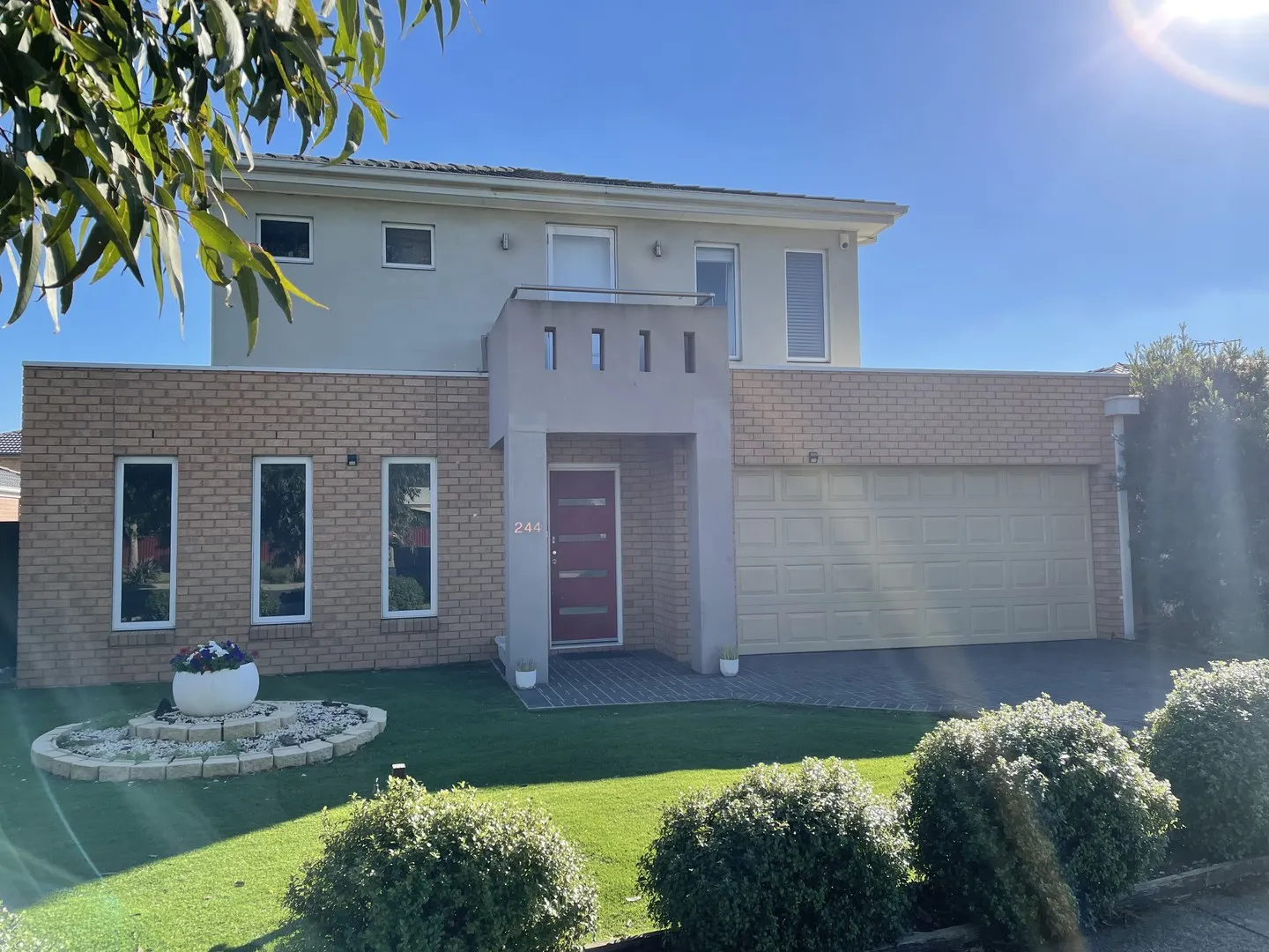 Spacious Double-Storey Family Home in Prestigious Featherbrook Estate - Widok 2