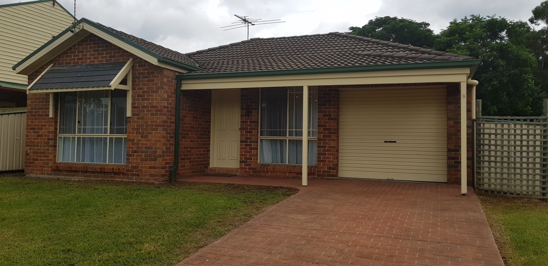 3 bedrooms House in 9 MAHONGA STREET TAHMOOR NSW, 2573