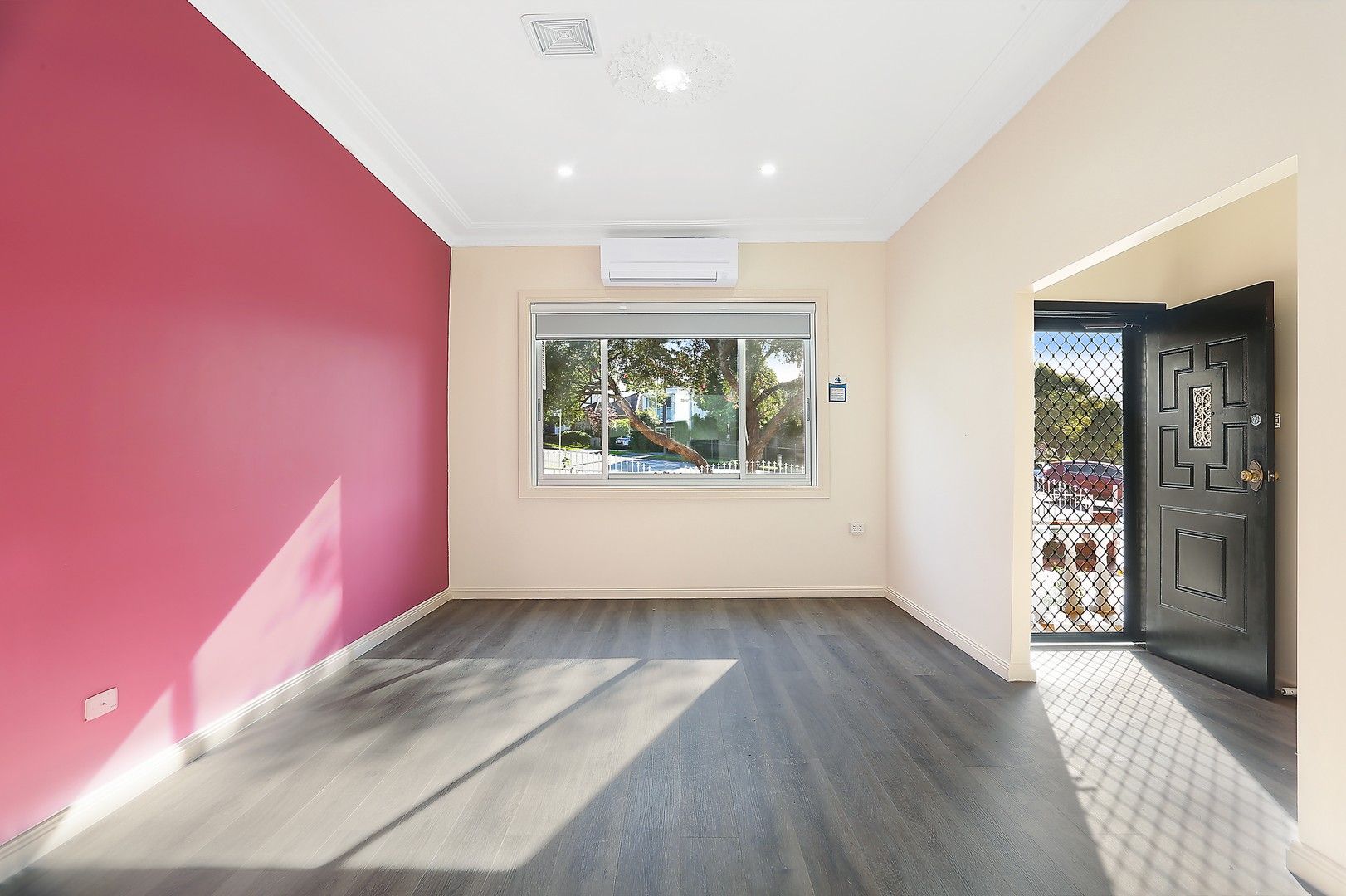2 bedrooms Apartment / Unit / Flat in 1/1 Blackshaw Avenue MORTDALE NSW, 2223