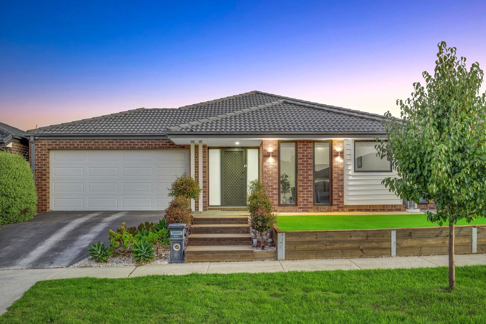 4 bedrooms House in 44 Hartney Avenue MICKLEHAM VIC, 3064