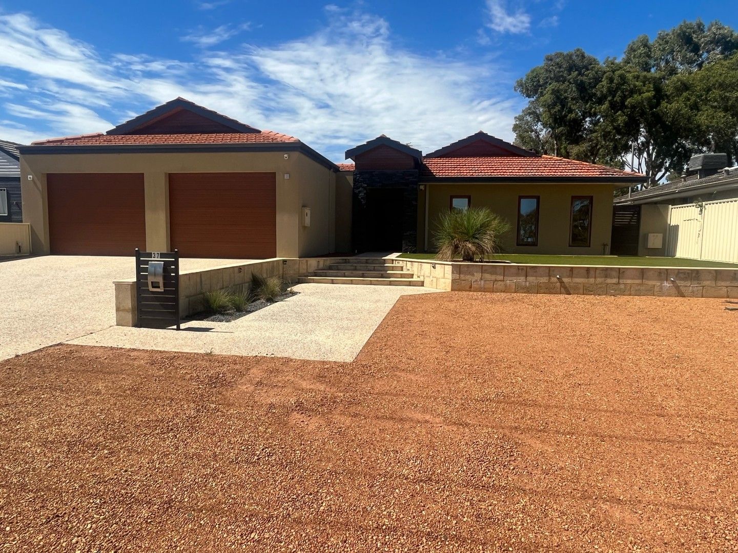 6 bedrooms House in 37 Urch Road KALAMUNDA WA, 6076