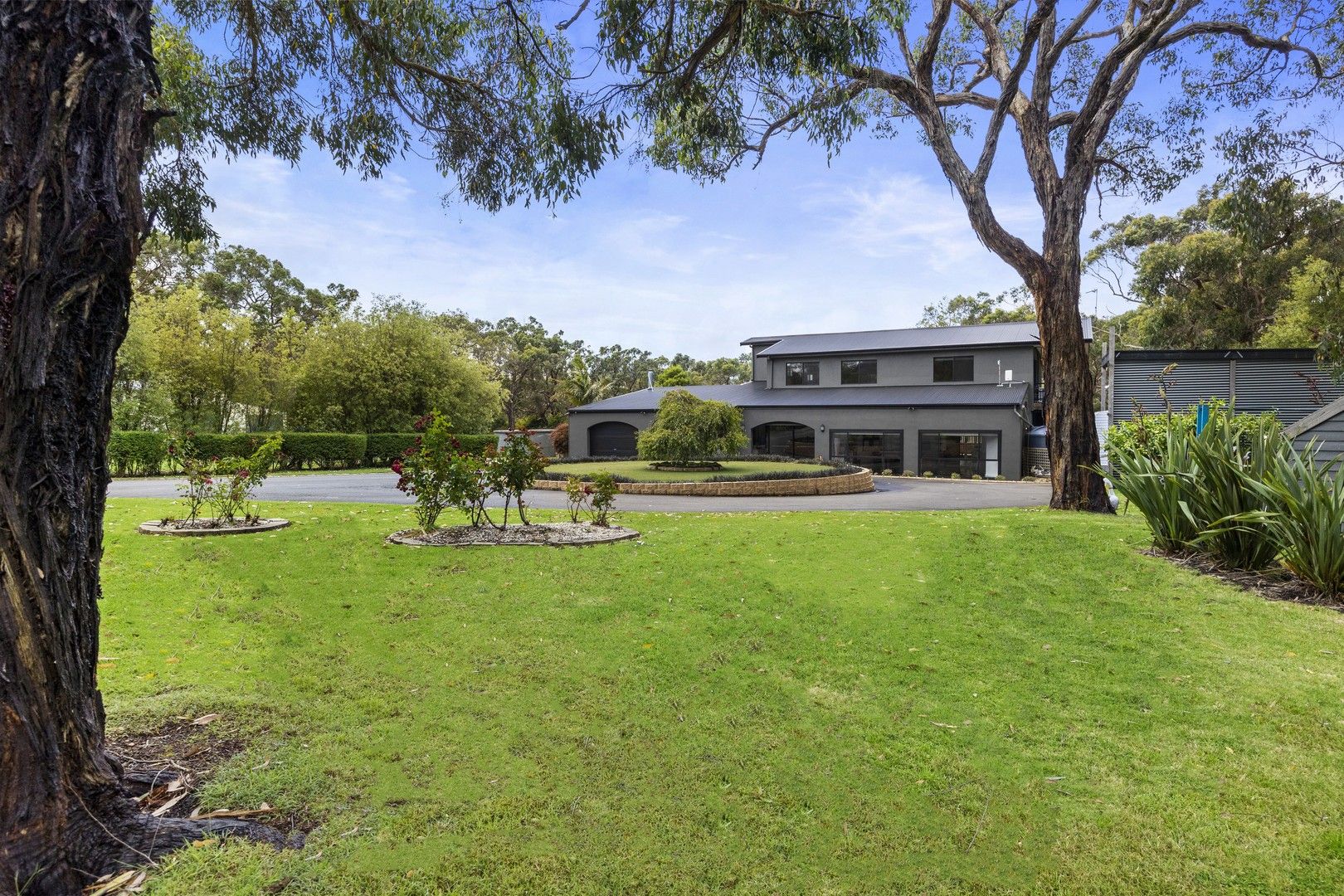 5 bedrooms House in 10 Pearsalls Road INVERLOCH VIC, 3996