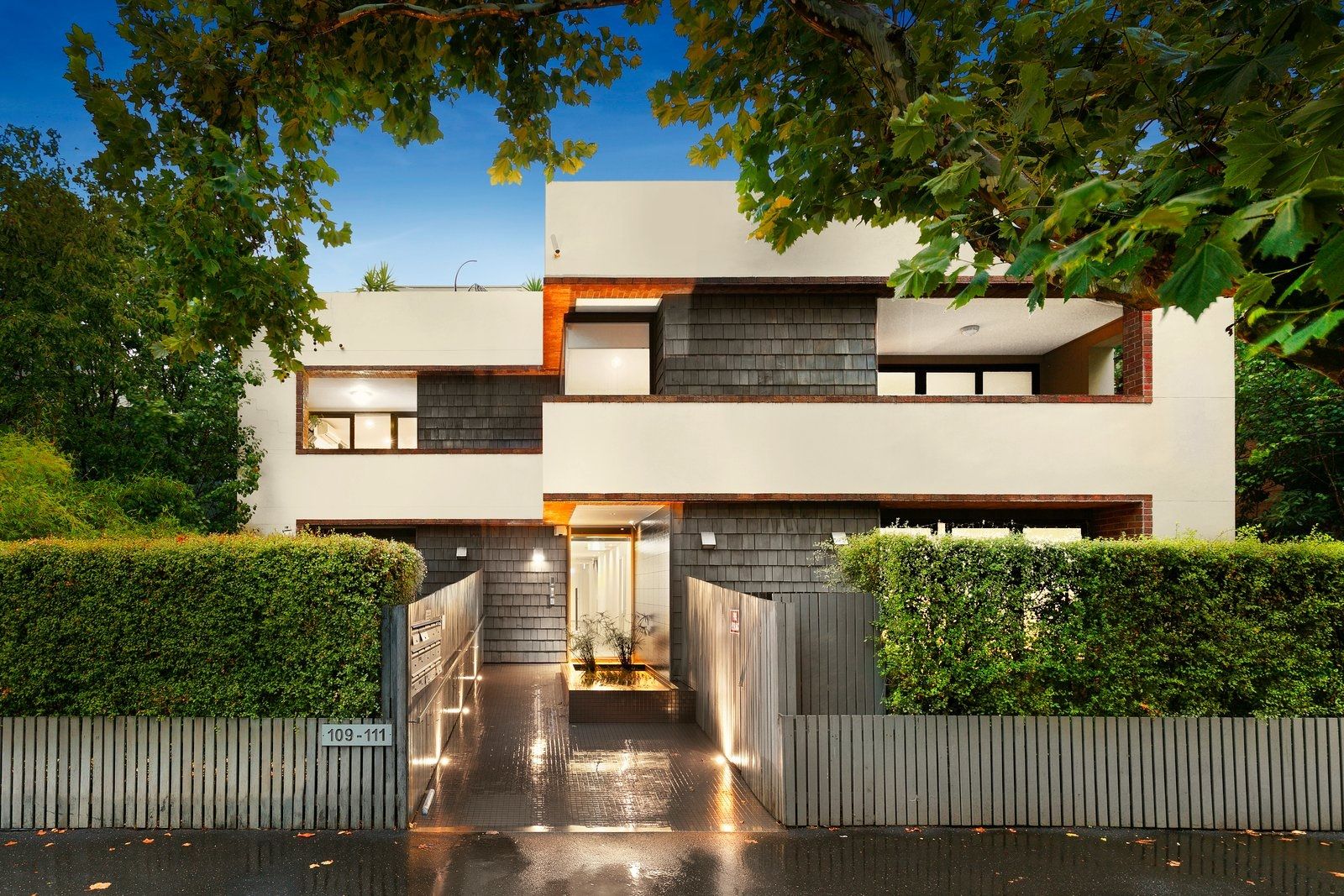 2 bedrooms Apartment / Unit / Flat in 9/109-111 Addison Street ELWOOD VIC, 3184